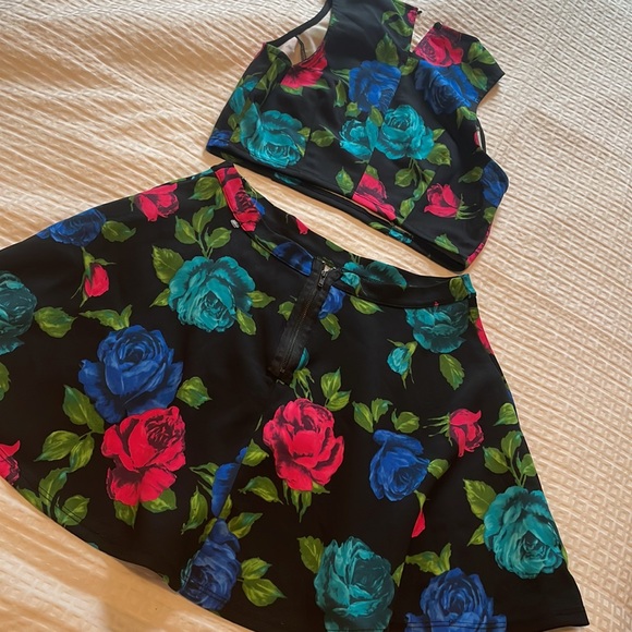 Floral two piece skirt set with cropped top - Picture 3 of 3